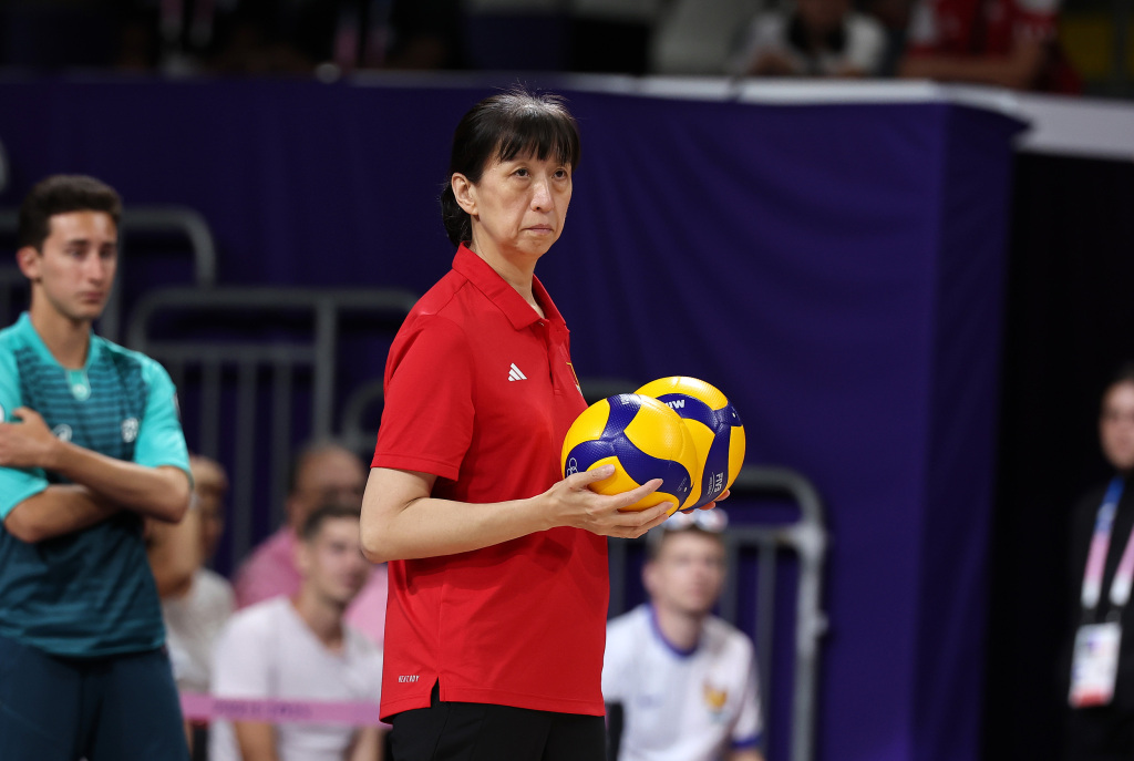 体坛故事传奇：女足队员英勇奋战赢得荣耀
