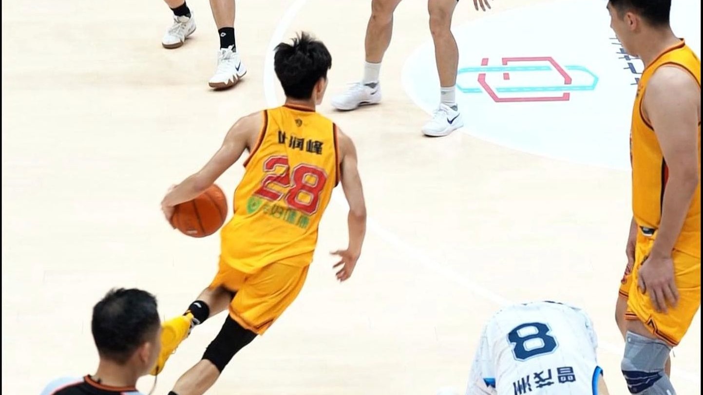 叶润峰全场16中4，三分14中2得到10分3板2助1抢断