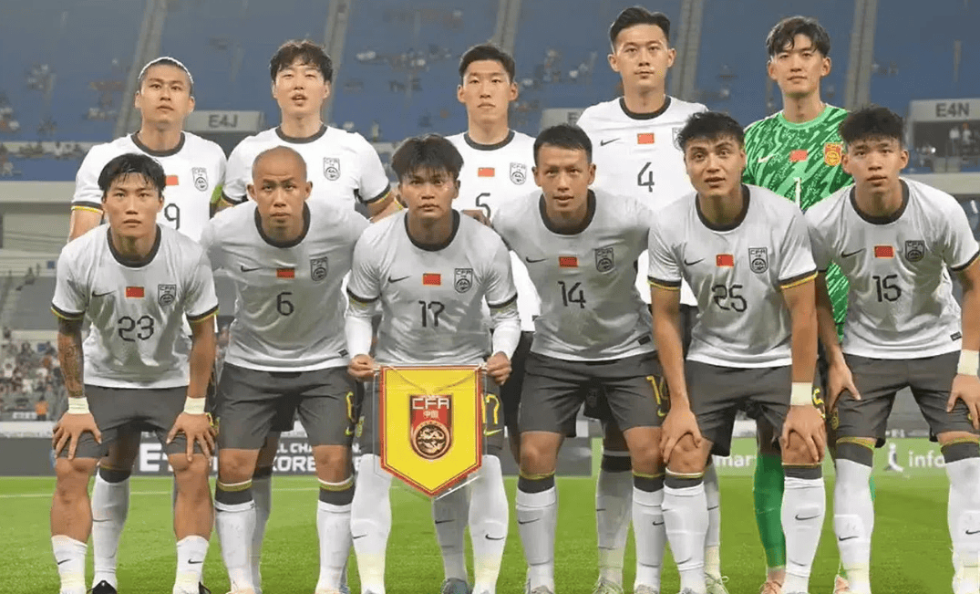 国足东亚杯首开记录，1-0小胜香港队逃离垫底，滑跪庆祝的简单介绍