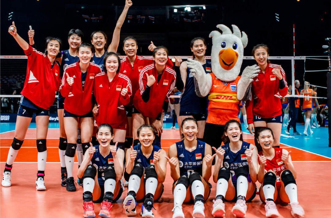 惊天大逆转！世联赛-中国女排3-2美国队