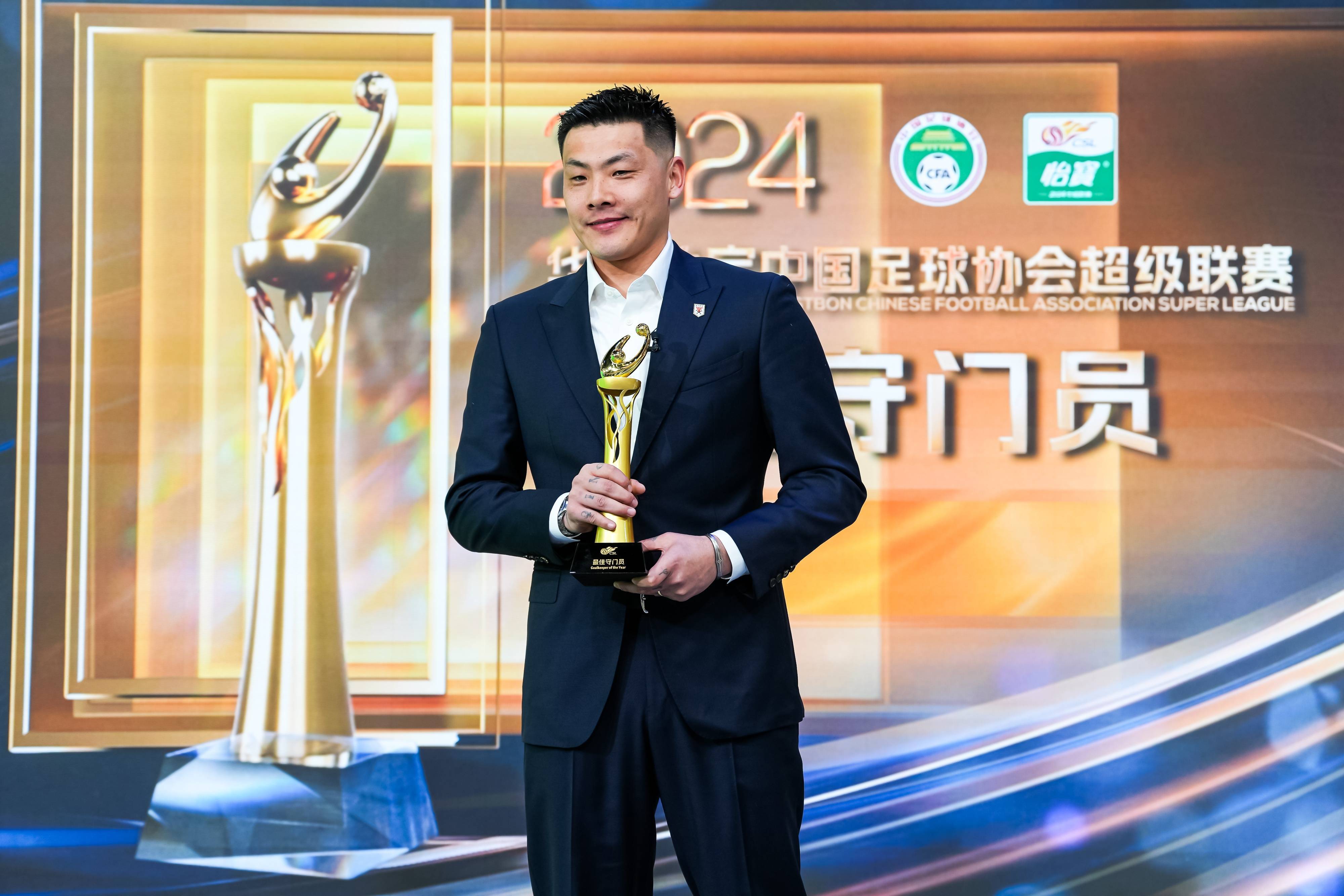 包含矢志不渝，球队坚持拼搏震撼取胜的词条