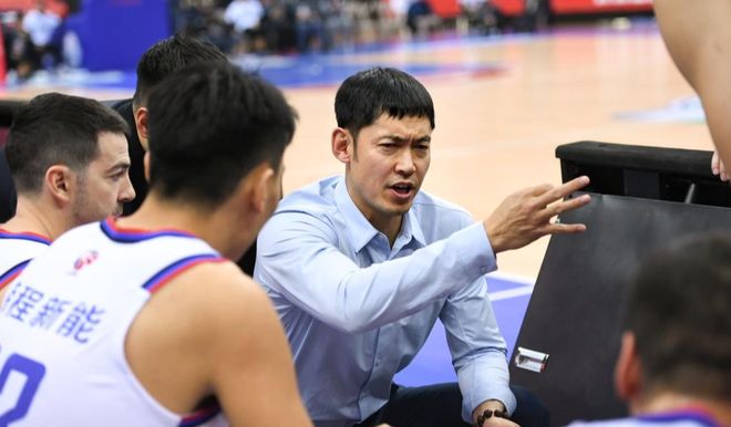 关于闵鹿蕾因个人原因辞职聘请张庆鹏担任主教练的信息
